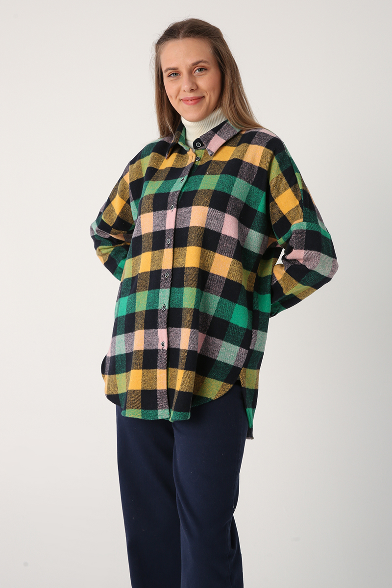 A model wears 33604 - Shirt Tunic - Green And Navy Blue, wholesale Tunic of Allday to display at Lonca