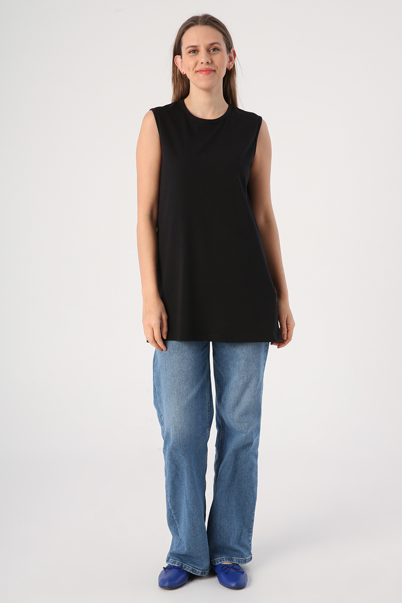 A model wears ALL10050 - T-Shirt Tunic - Black, wholesale Tunic of Allday to display at Lonca