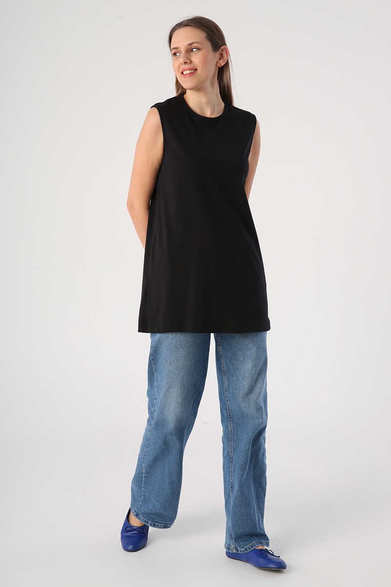 A model wears ALL10050 - T-Shirt Tunic - Black, wholesale Tunic of Allday to display at Lonca