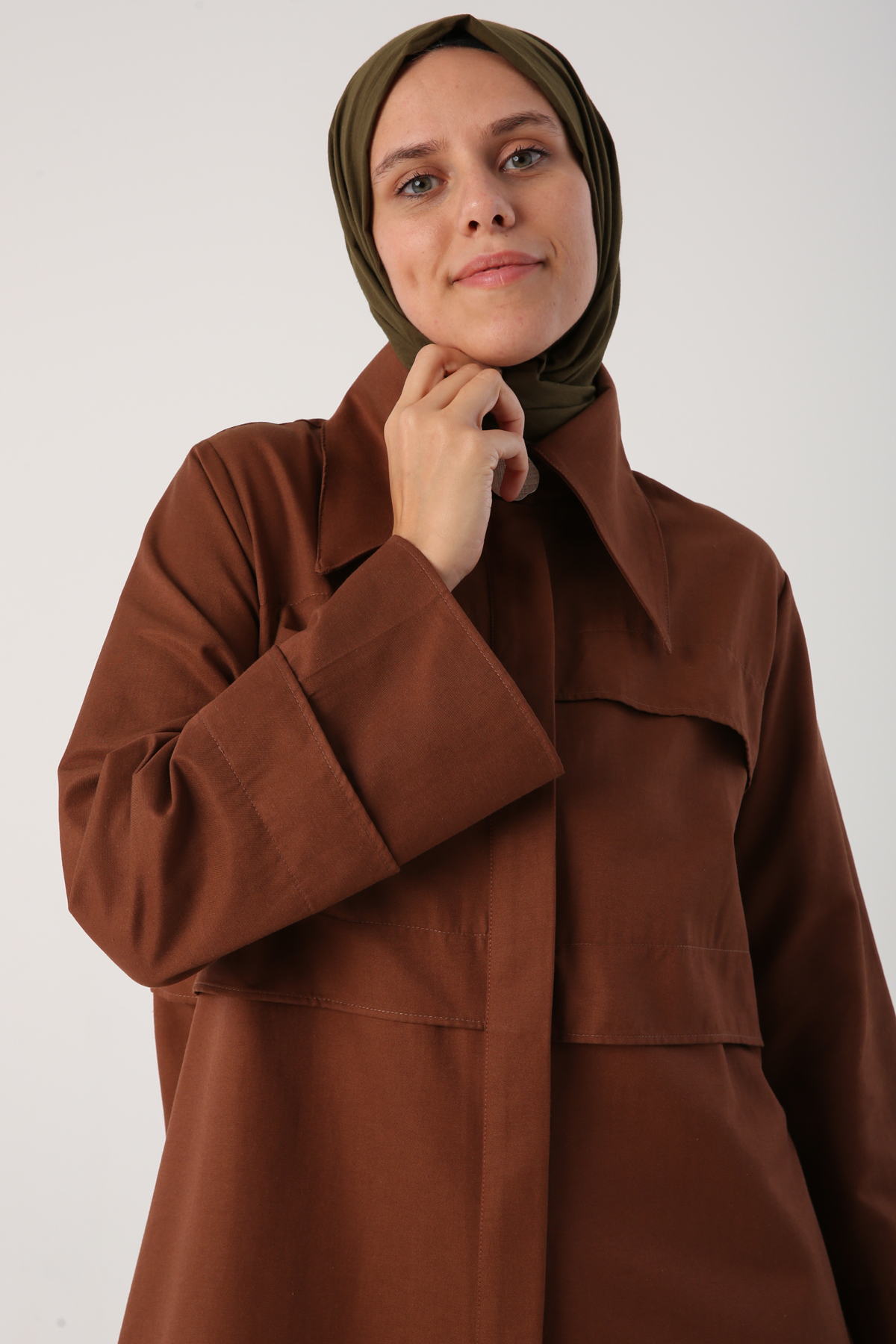 A wholesale clothing model wears Light Brown Pointed Collar Hidden Pop Abaya - Brown, Turkish wholesale Abaya of Allday