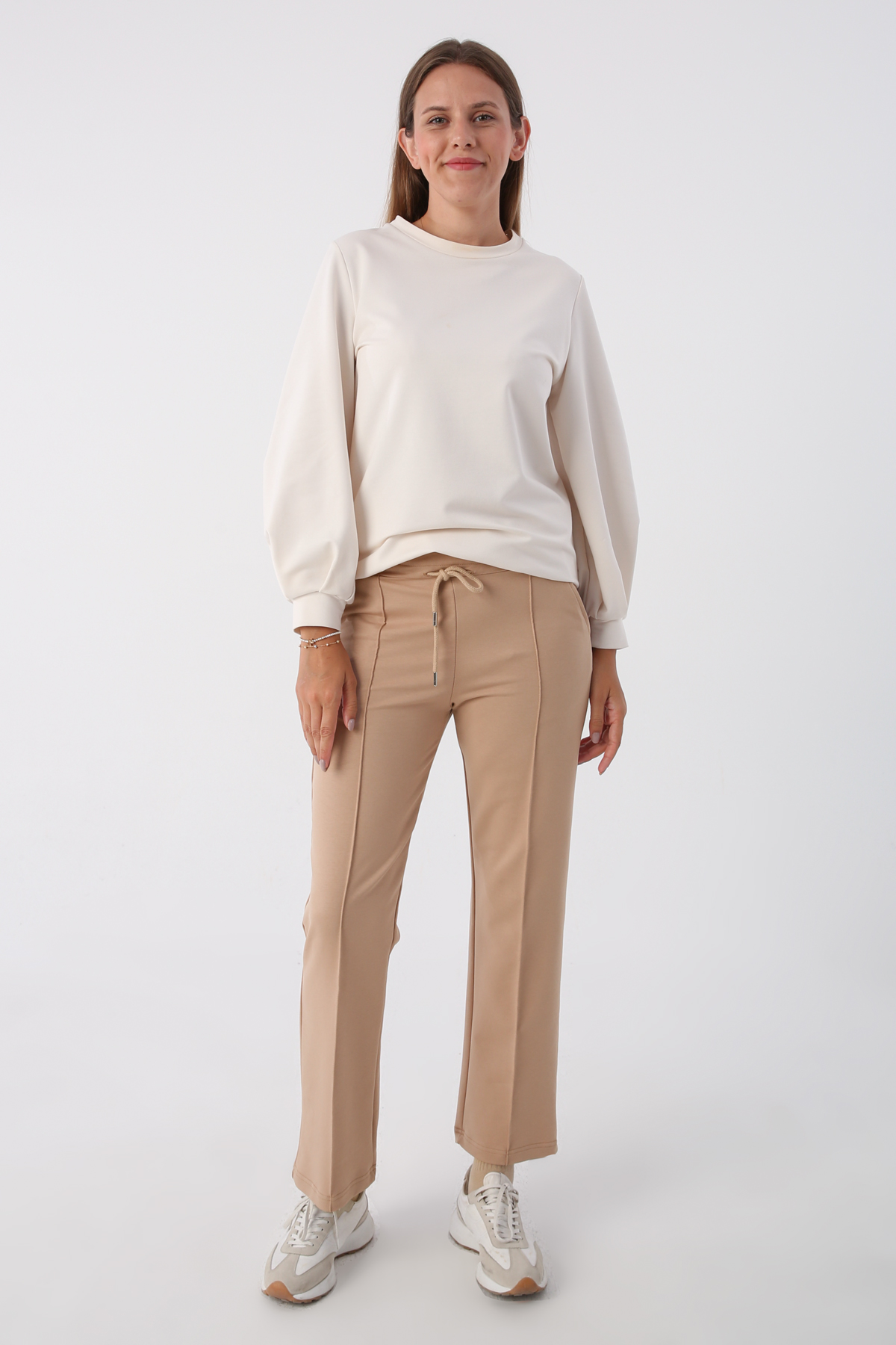 A model wears all11675-pocket-sweatpants-beige, wholesale Sweatpants of Allday to display at Lonca