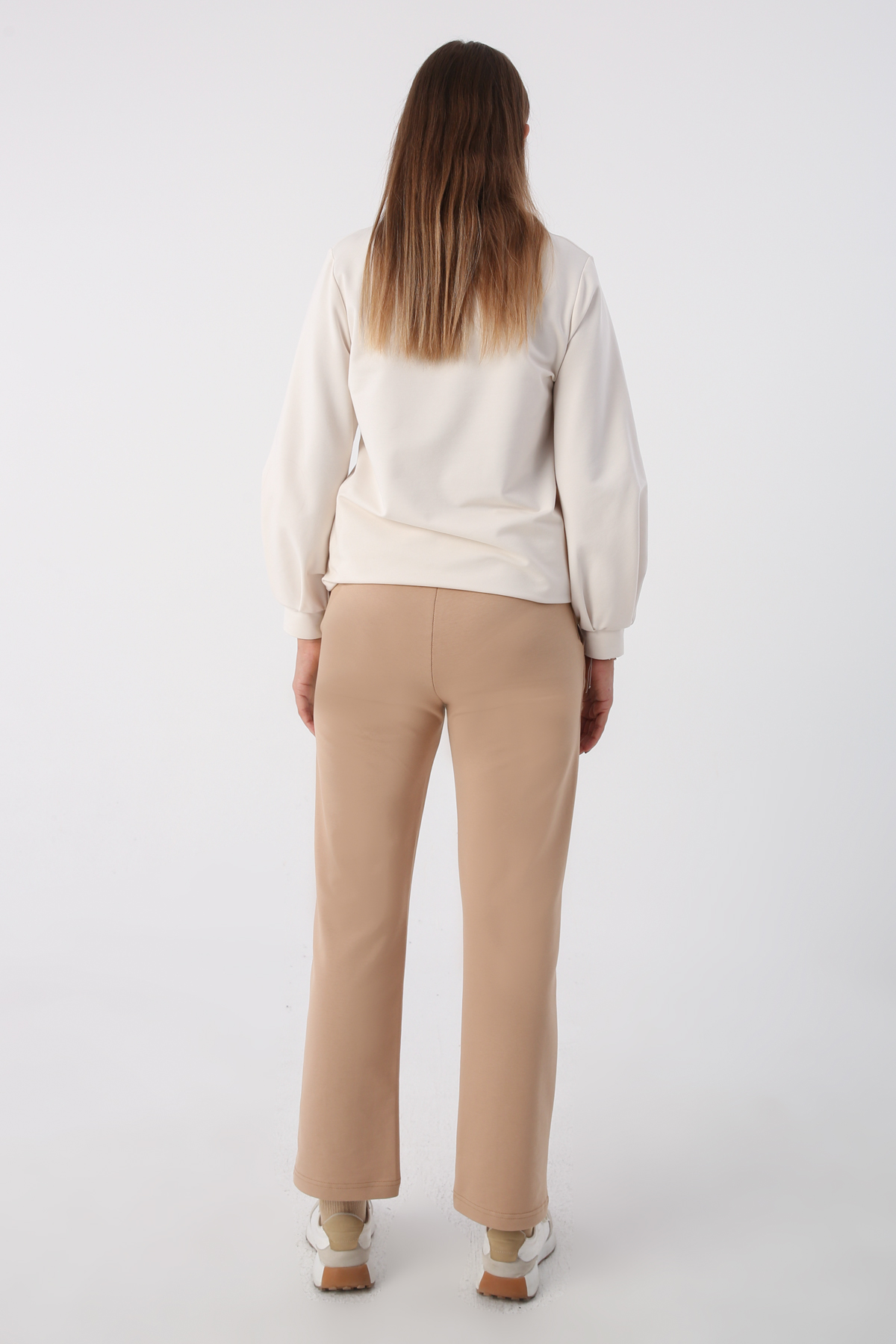 A model wears all11675-pocket-sweatpants-beige, wholesale Sweatpants of Allday to display at Lonca