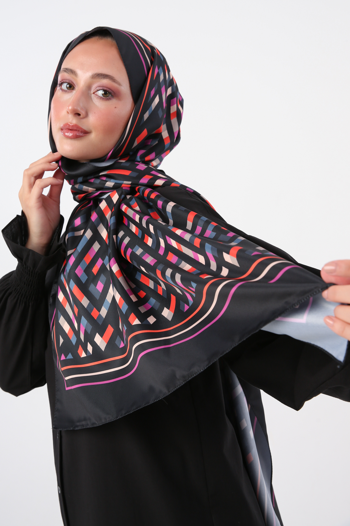 A model wears ALL11863 - Zigzag Cotton Jacquard Shawl - Black & Red, wholesale Shawl of Allday to display at Lonca
