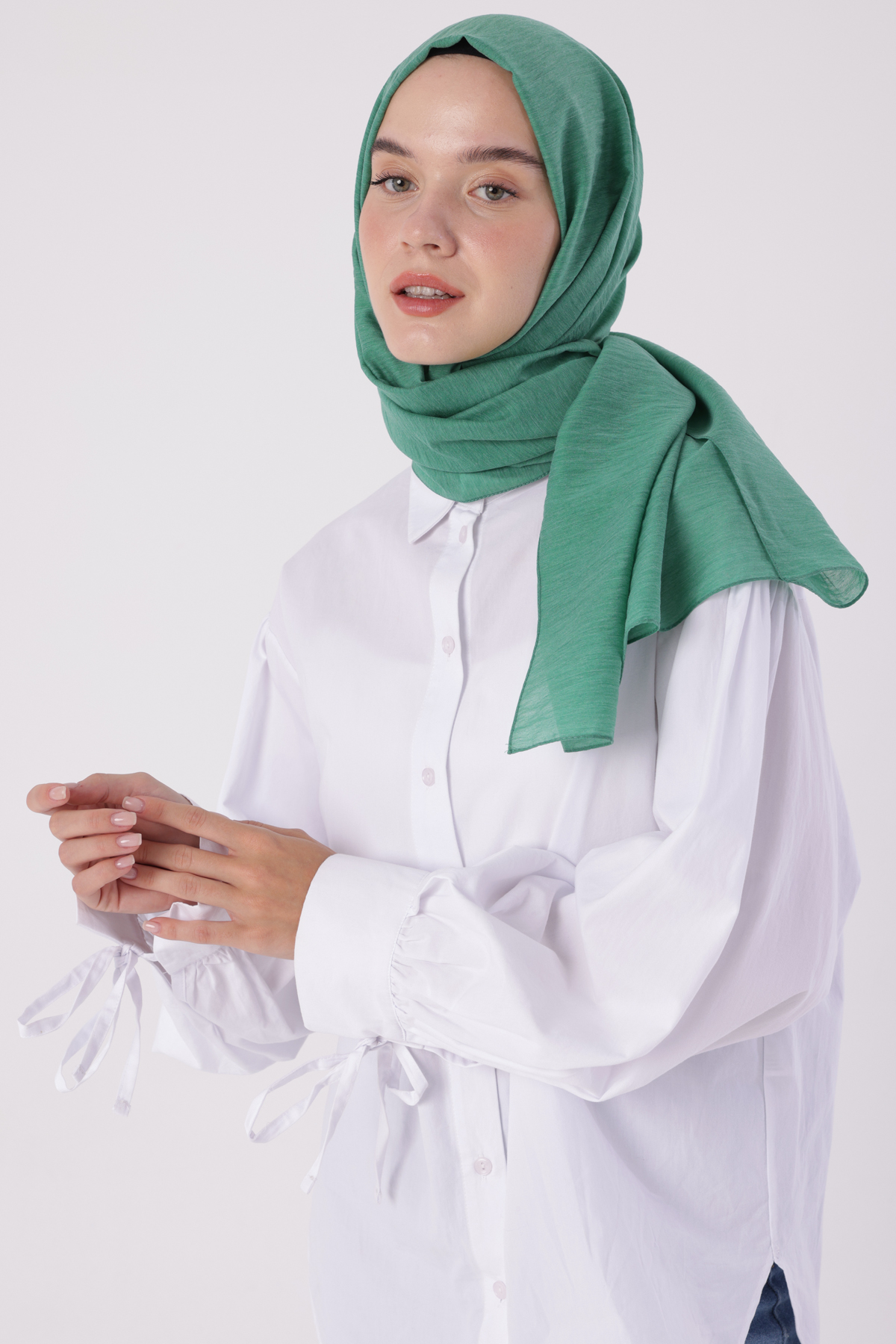 A wholesale clothing model wears all12057-zigzag-cotton-jacquard-shawl-emerald-green, Turkish wholesale Shawl of Allday