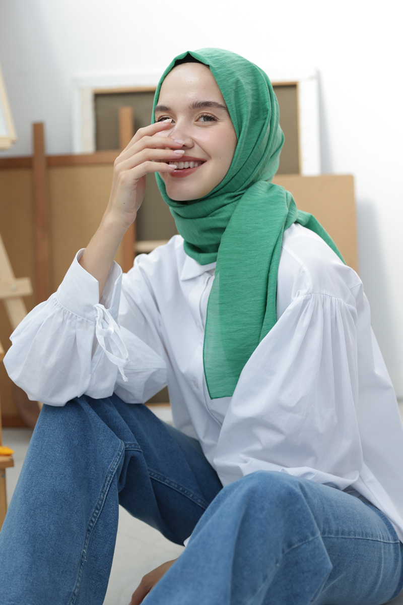 A wholesale clothing model wears all12057-zigzag-cotton-jacquard-shawl-emerald-green, Turkish wholesale Shawl of Allday