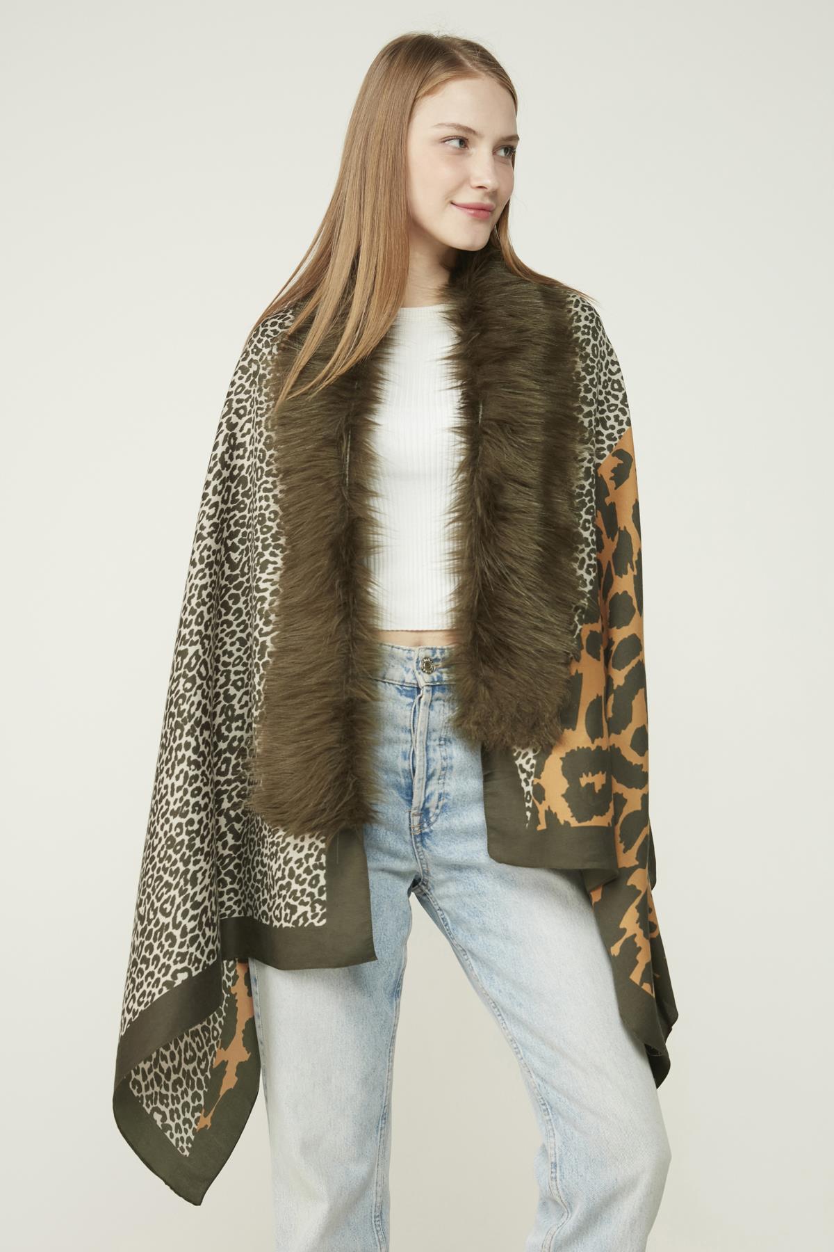 A wholesale clothing model wears Patchwork Leopard Patterned Poncho - Green, Turkish wholesale Poncho of Axesoire