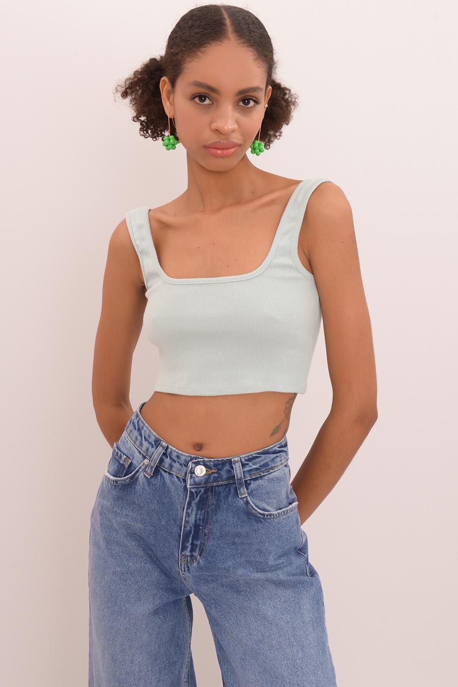 A wholesale clothing model wears bsl10134-square-neck-crop-body, Turkish wholesale Crop Top of BSL