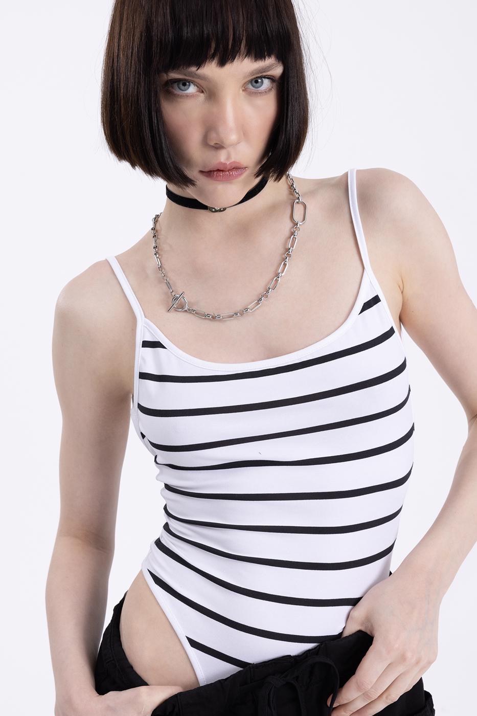 A wholesale clothing model wears Open Back Strapped Bodysuit, Turkish wholesale Bodysuit of BSL