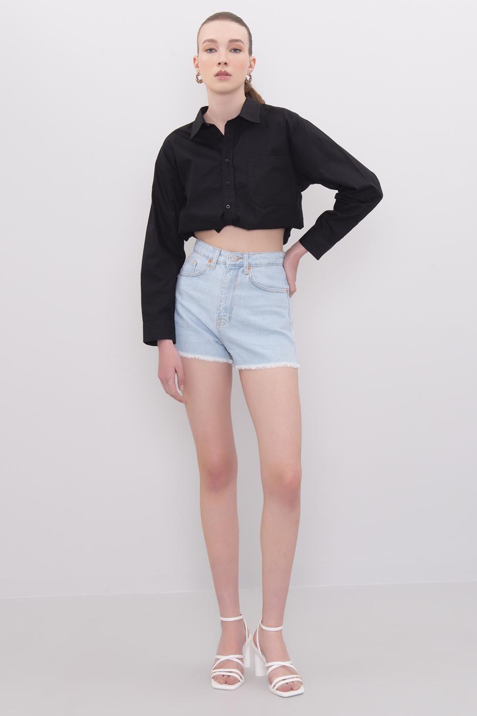 A wholesale clothing model wears 5-pocket High Waist Short, Turkish wholesale Denim Shorts of BSL