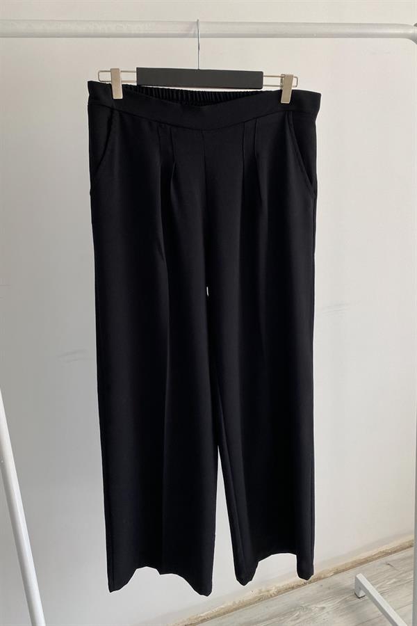 A model wears BER10056 - Pleated Palazzo Pants Black, wholesale Pants of Berika Yıldırım to display at Lonca