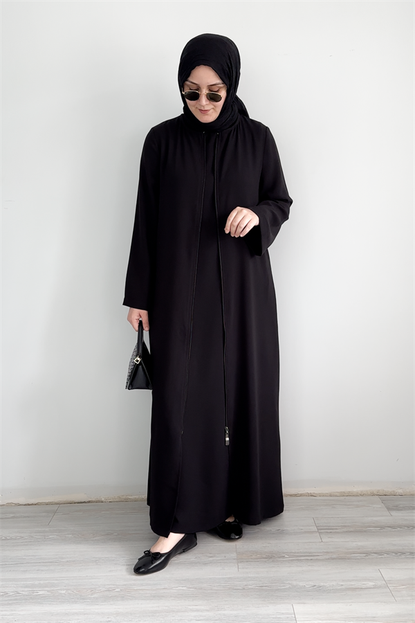 A model wears BER10094 - Zippered Plain Abaya - Black, wholesale Abaya of Berika Yıldırım to display at Lonca