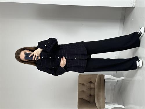 A model wears BER10150 - Short Shirt - Black, wholesale Shirt of Berika Yıldırım to display at Lonca