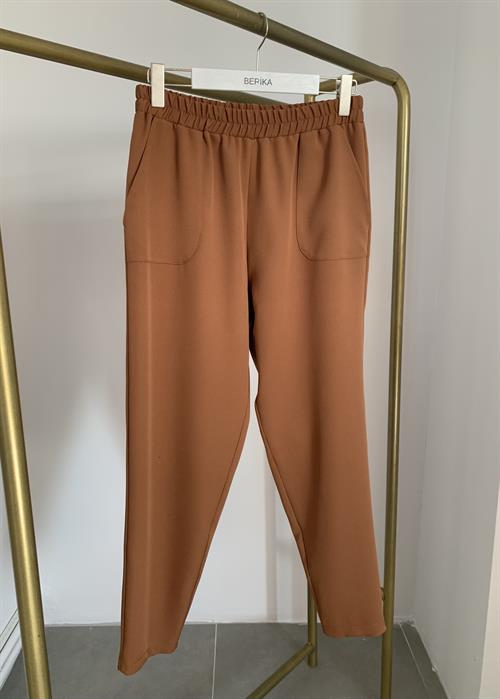 A wholesale clothing model wears Carrot Trousers - Dark Brown, Turkish wholesale Pants of Berika Yıldırım