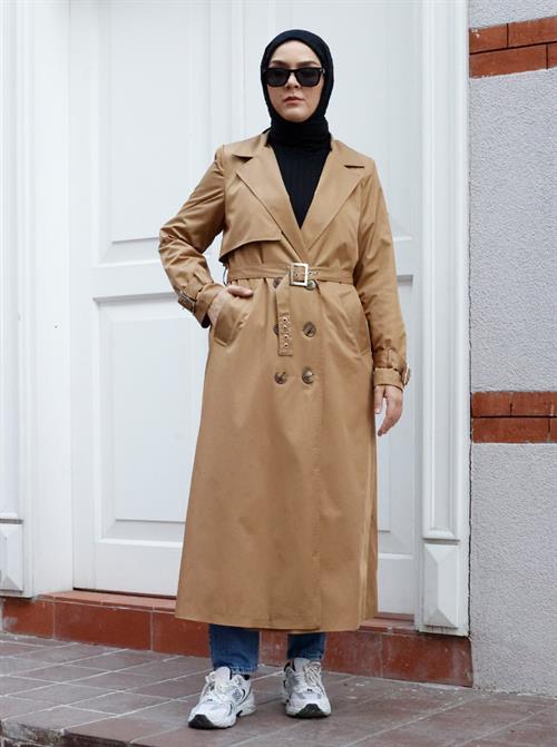 A wholesale clothing model wears Eyelet Trench Coat - Camel, Turkish wholesale Trenchcoat of Berika Yıldırım