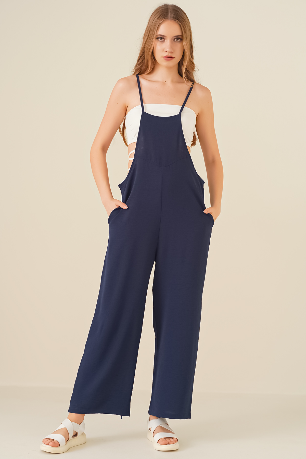 A model wears 43803 - Overalls - Navy Blue, wholesale Jumpsuit of Bigdart to display at Lonca