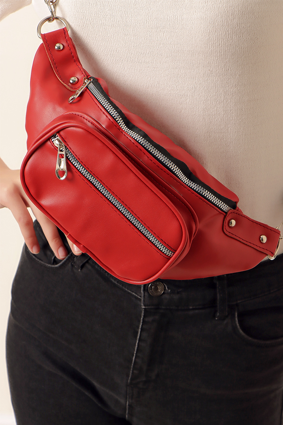 A model wears 45814 - Belt Bag - Red, wholesale Bag of Bigdart to display at Lonca