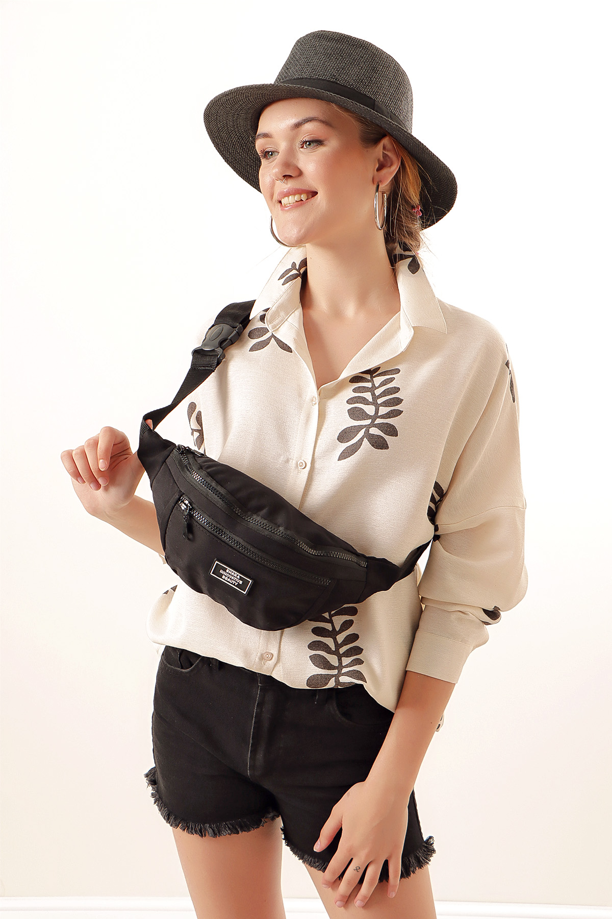 A model wears 45817 - Waist Bag - Black, wholesale Bag of Bigdart to display at Lonca