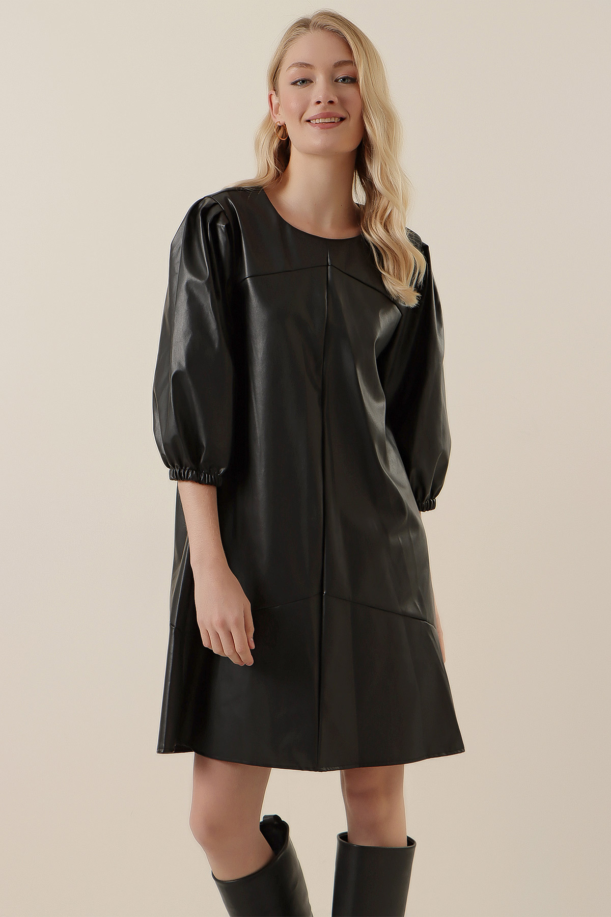 A model wears 46482 - Dress - Black, wholesale Dress of Bigdart to display at Lonca