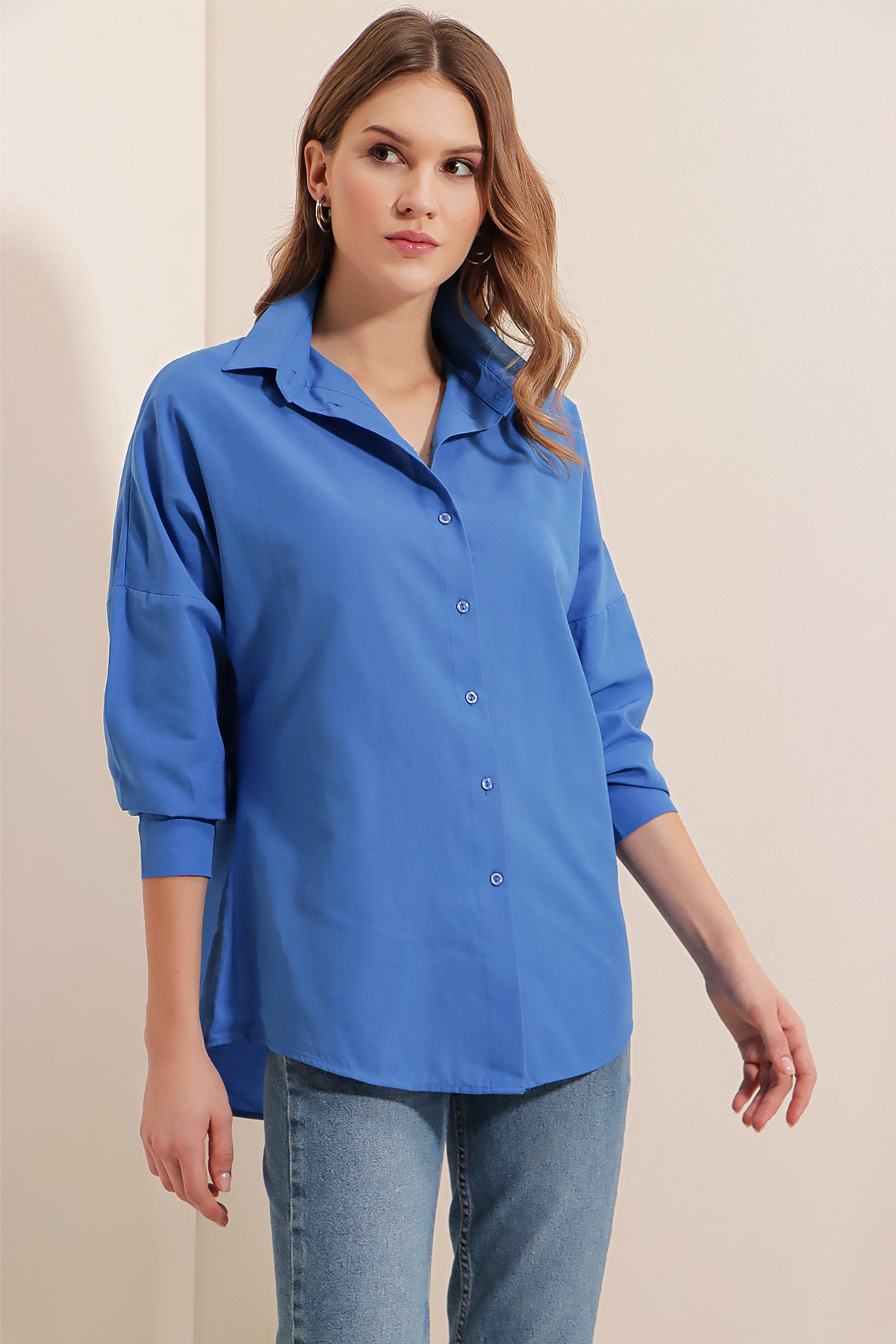A model wears 46617 - Shirt - Blue, wholesale Shirt of Bigdart to display at Lonca