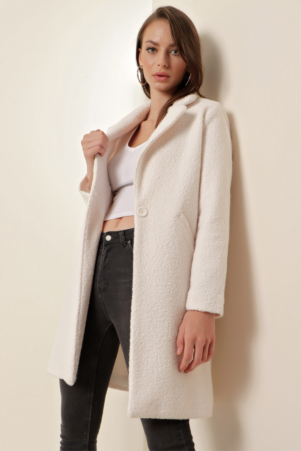 A model wears 46814 - Coat - White, wholesale Coat of Bigdart to display at Lonca