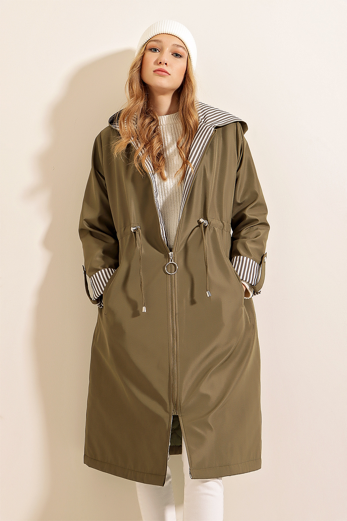 A model wears 46832 - Trench Coat - Khaki, wholesale Trenchcoat of Bigdart to display at Lonca