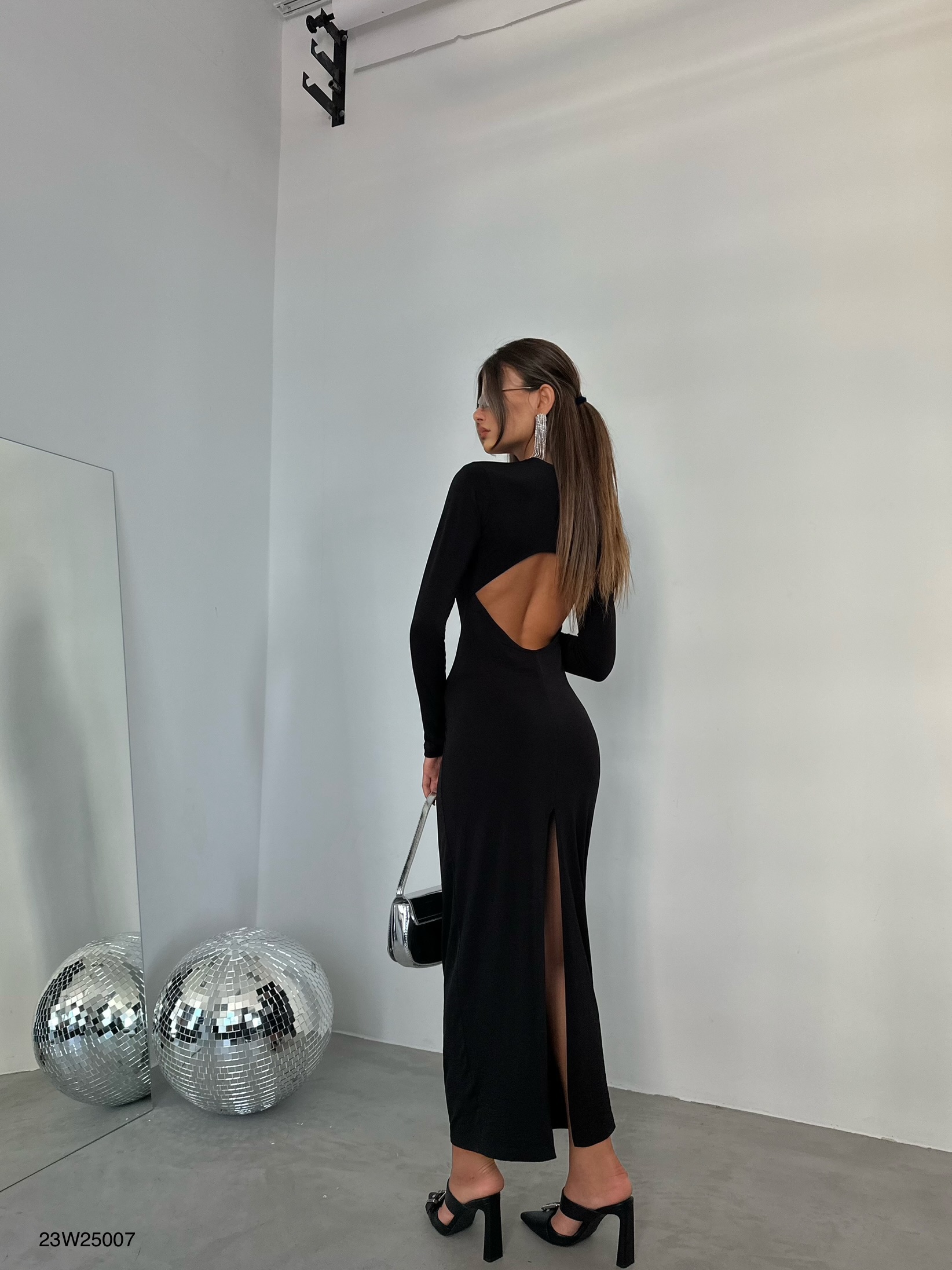 A model wears BLA10982 - Crew Neck Maxi Dress - Black, wholesale Dress of Black Fashion to display at Lonca