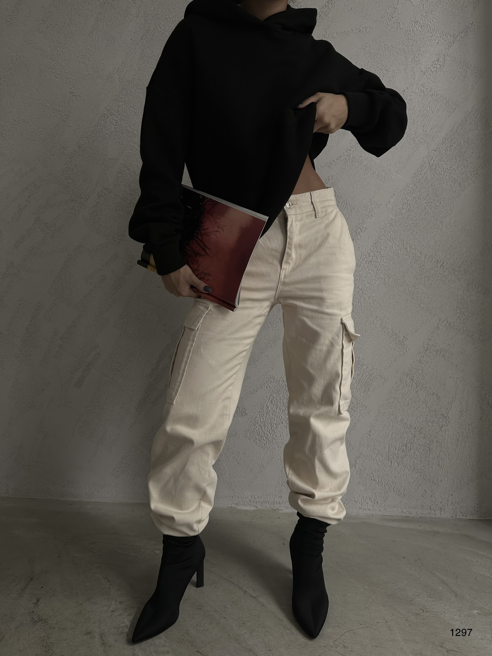A wholesale clothing model wears Sweatshirt - Black, Turkish wholesale Hoodie of Black Fashion
