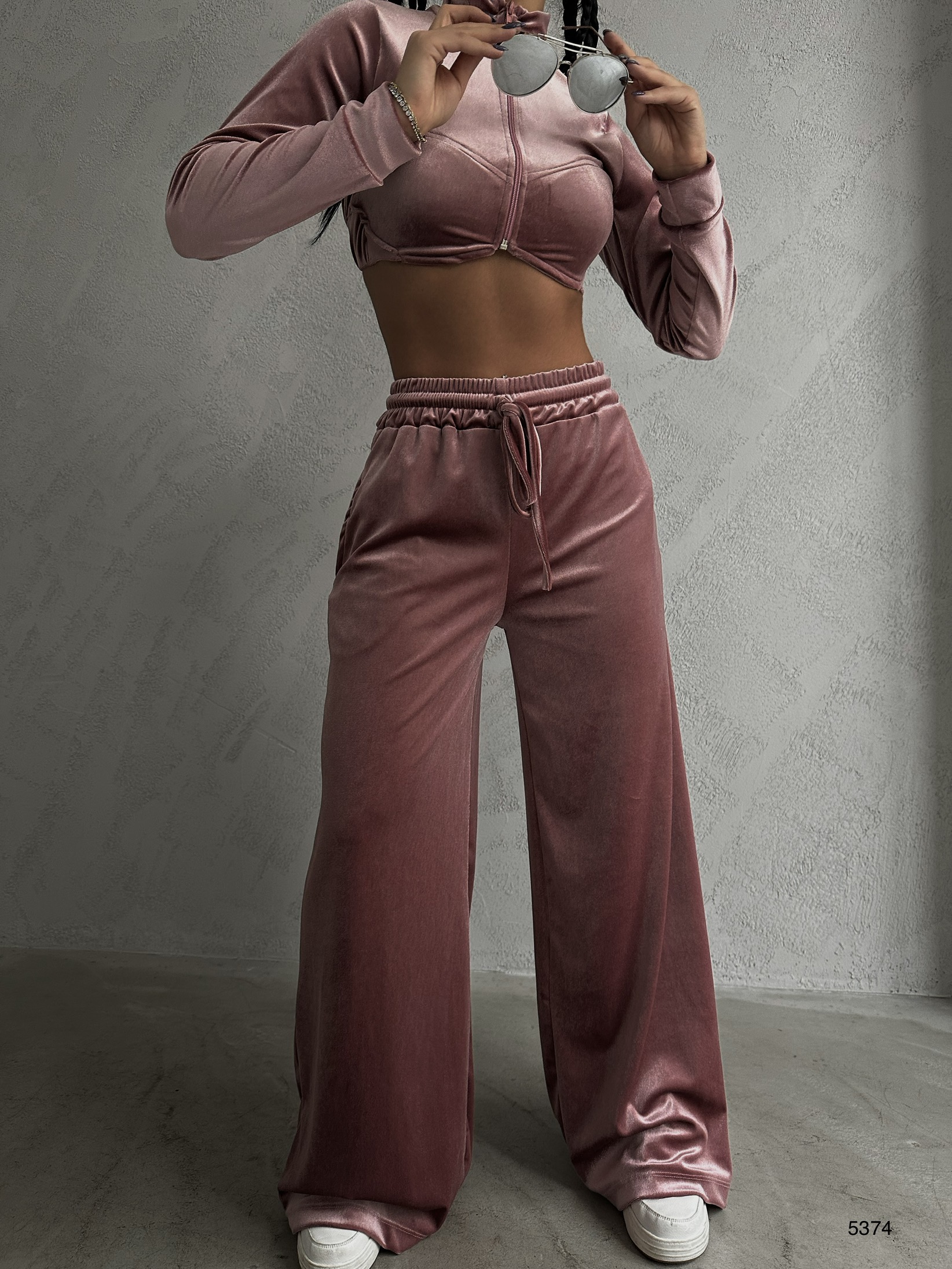 A wholesale clothing model wears Tracksuit - Pink, Turkish wholesale Tracksuit of Black Fashion