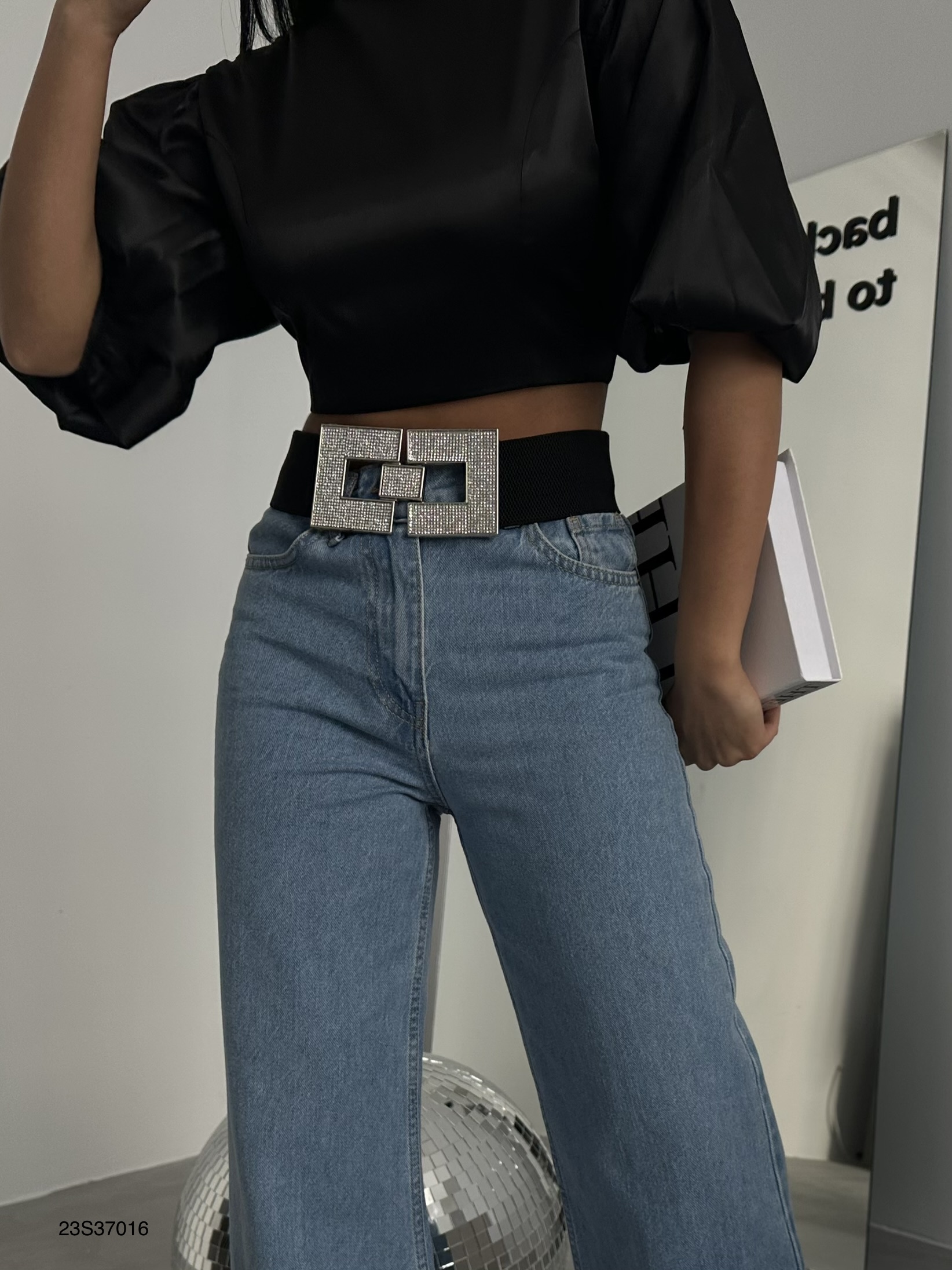 A model wears BLA10189 - Gemstone Double Buckle Lattice Belt - Black, wholesale Belt of Black Fashion to display at Lonca