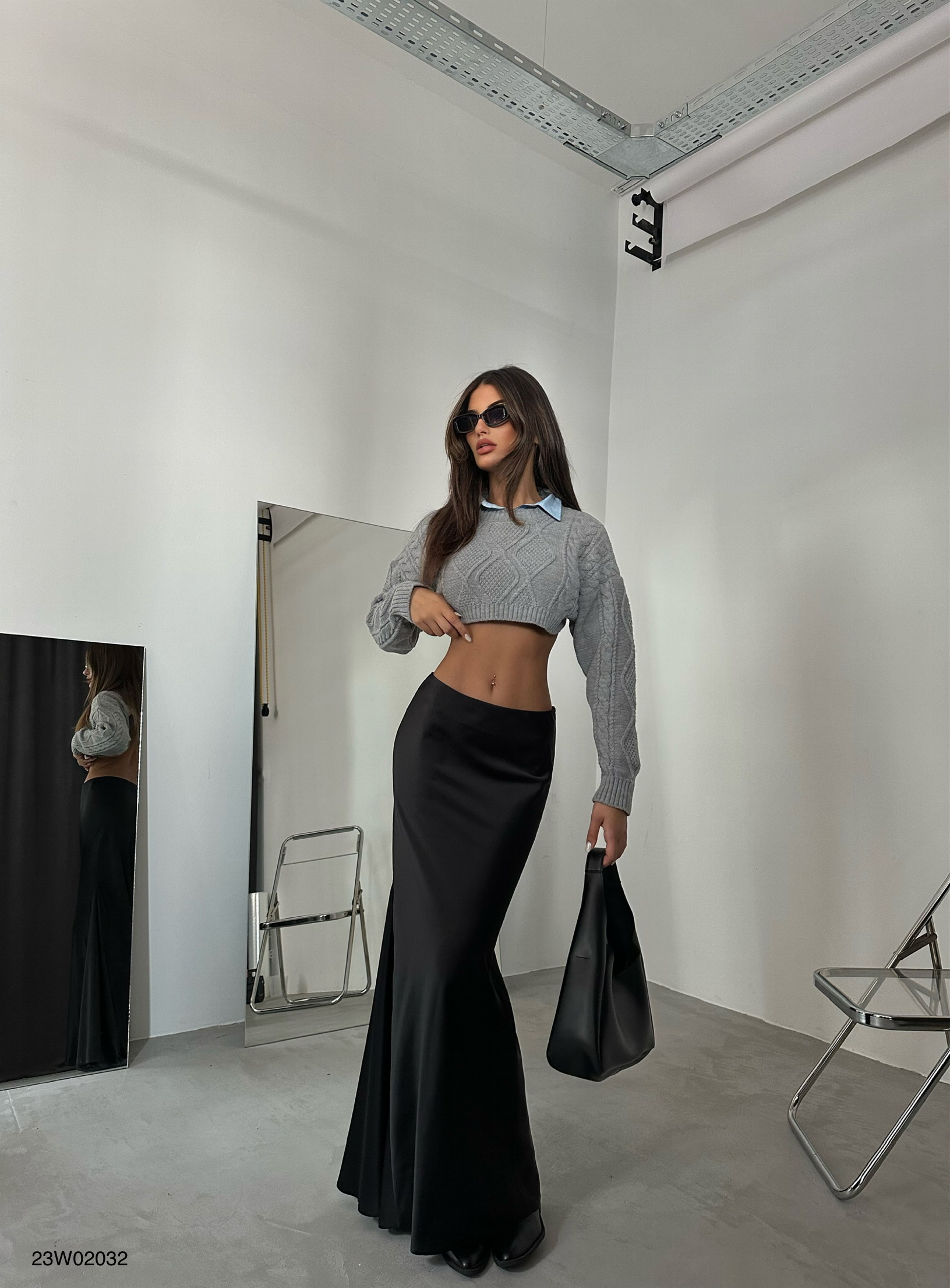 A wholesale clothing model wears bla11023-maxi-length-satin-skirt-black, Turkish wholesale Skirt of Black Fashion