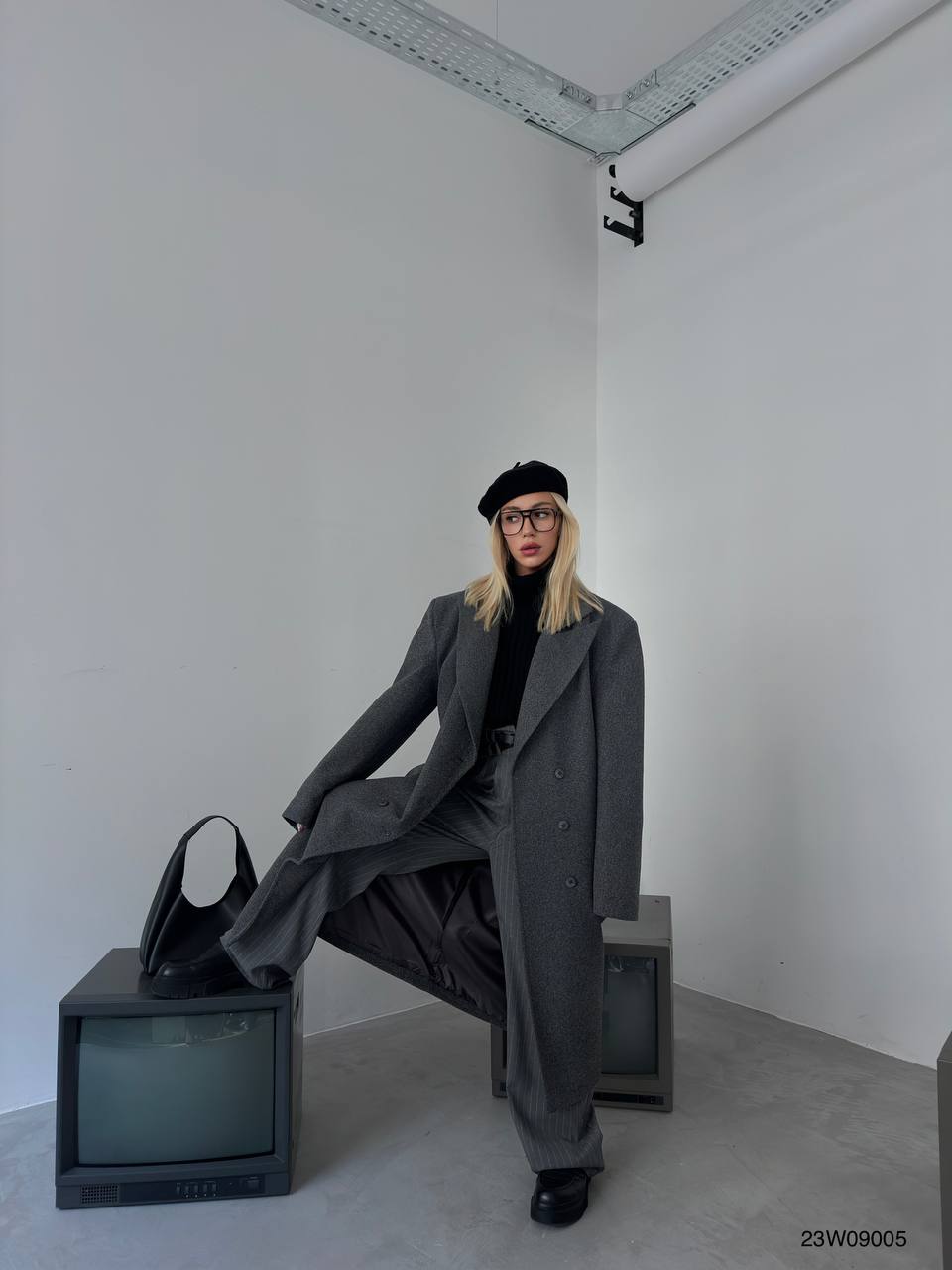 A wholesale clothing model wears Oversize Kaşe Coat - Gray, Turkish wholesale Overcoat of Black Fashion
