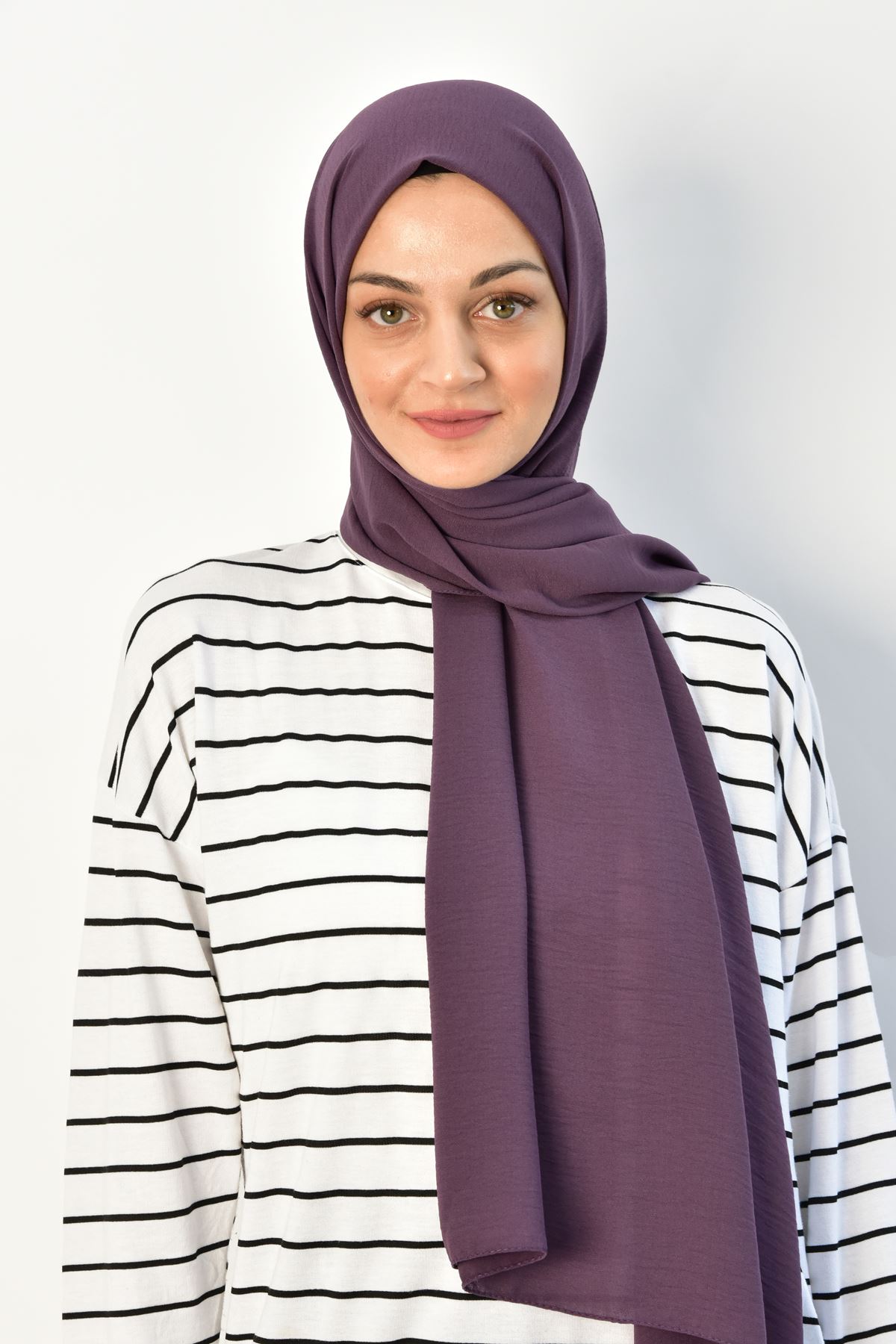 A wholesale clothing model wears Imported Aerobin Jazz Shawl - Purple, Turkish wholesale Shawl of Burden Ipek