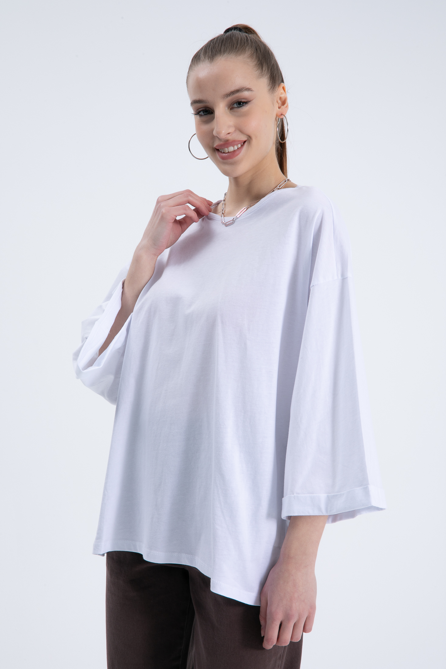 A model wears CRO10066 - T-shirt - White, wholesale Tshirt of Cream Rouge to display at Lonca