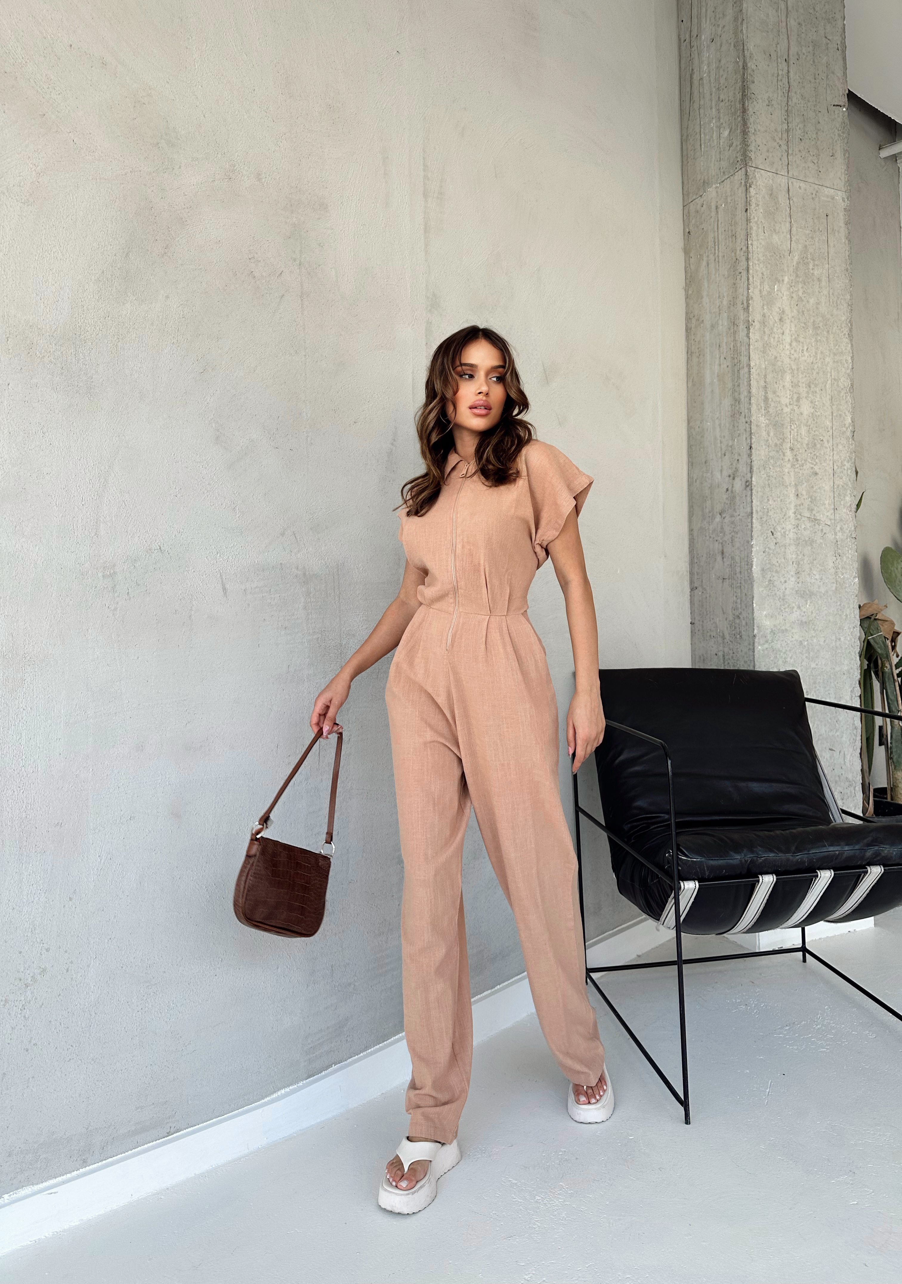 A wholesale clothing model wears Front Zipper Jumpsuit - Milk Brown, Turkish wholesale Jumpsuit of Cream Rouge