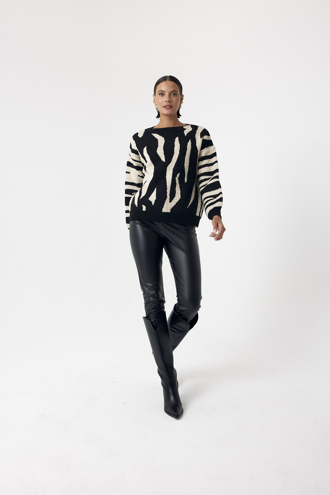 A wholesale clothing model wears Casual Zebra Knitwear Sweater - Black & Stone, Turkish wholesale Sweater of Cream Rouge