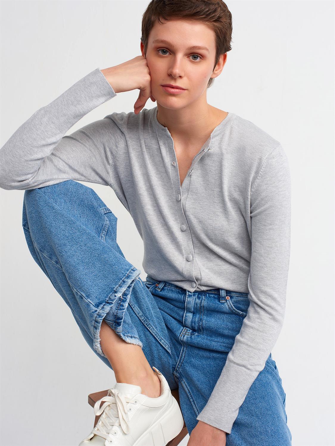 A model wears 5841 - Grey Cardigan, wholesale Cardigan of Dilvin to display at Lonca