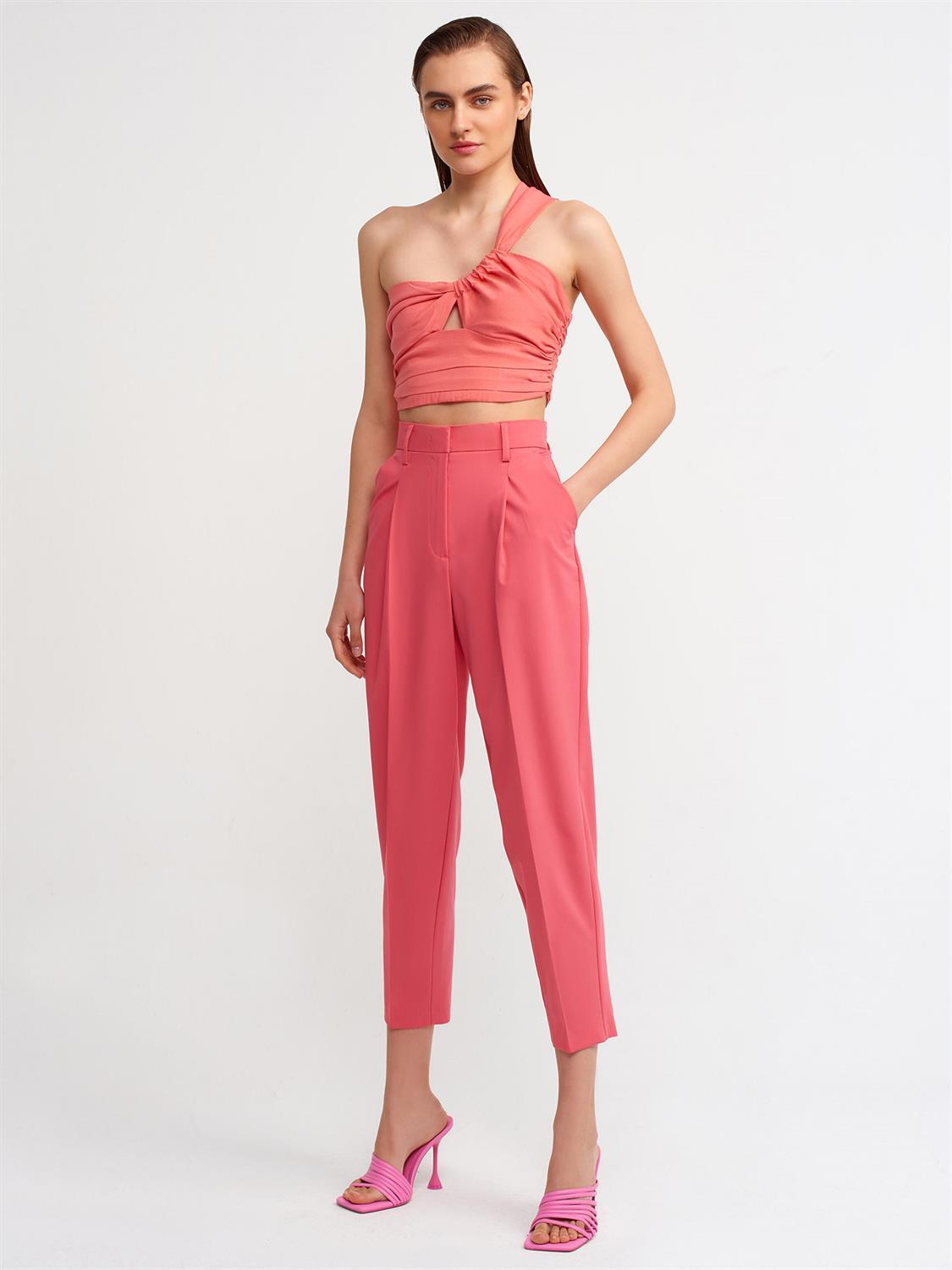 A wholesale clothing model wears Pants - Red, Turkish wholesale Pants of Dilvin