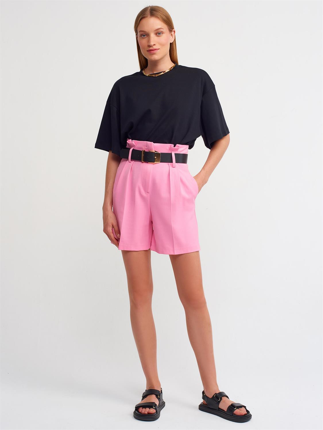 A wholesale clothing model wears Shorts - Pink, Turkish wholesale Shorts of Dilvin