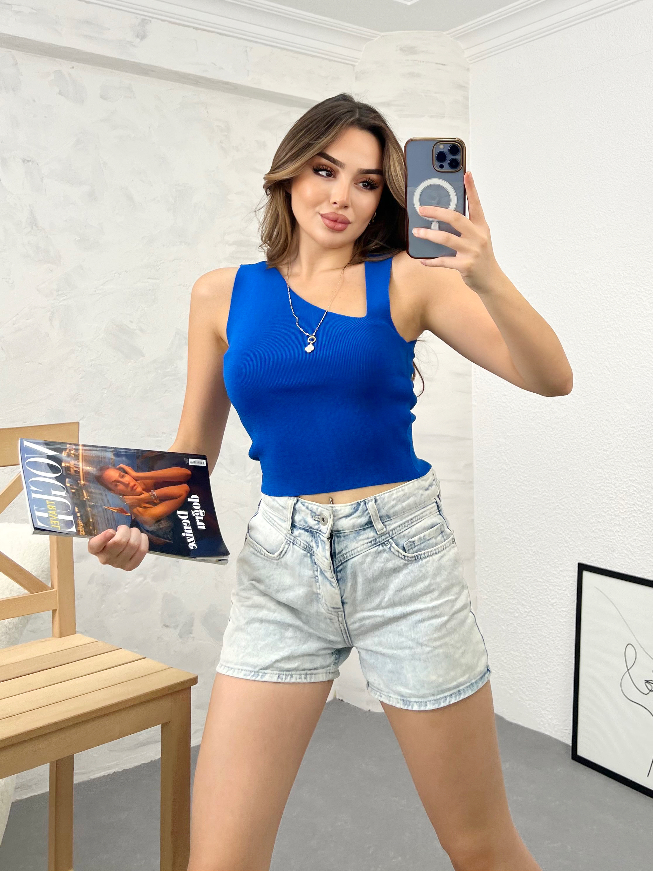 A wholesale clothing model wears Crop Top - Saks, Turkish wholesale Crop Top of Dilvin
