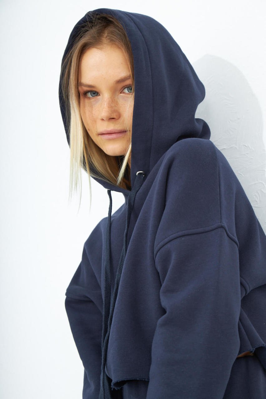 A wholesale clothing model wears Nevus Soft Hooded Crop Sweatshirt - Dark Navy, Turkish wholesale Hoodie of Evable