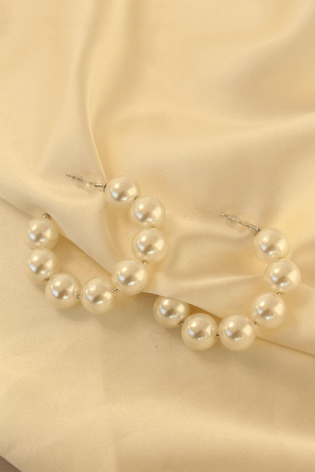 A wholesale clothing model wears 20698 - Earring With Pearls - White, Turkish wholesale Earring of Ebijuteri