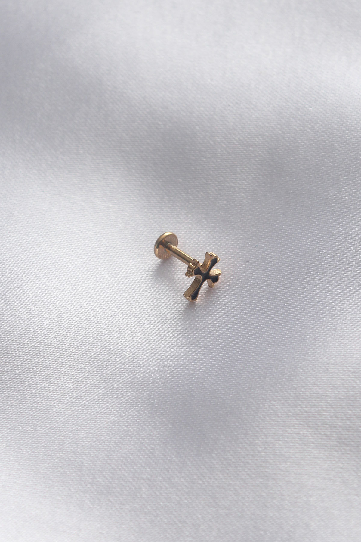 A wholesale clothing model wears 40580 - 316L Surgical Steel Piercing - Gold, Turkish wholesale Piercing of Ebijuteri