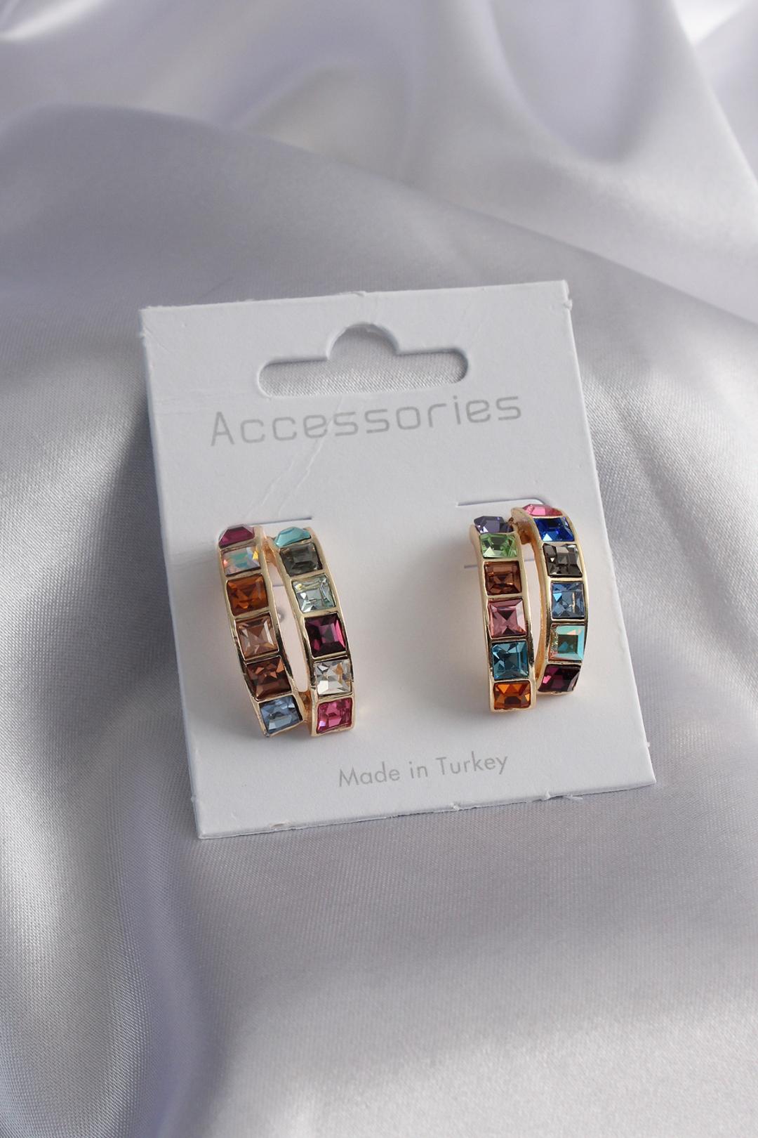 A wholesale clothing model wears EBJ10108 - Earrings - Multicolor, Turkish wholesale Earring of Ebijuteri