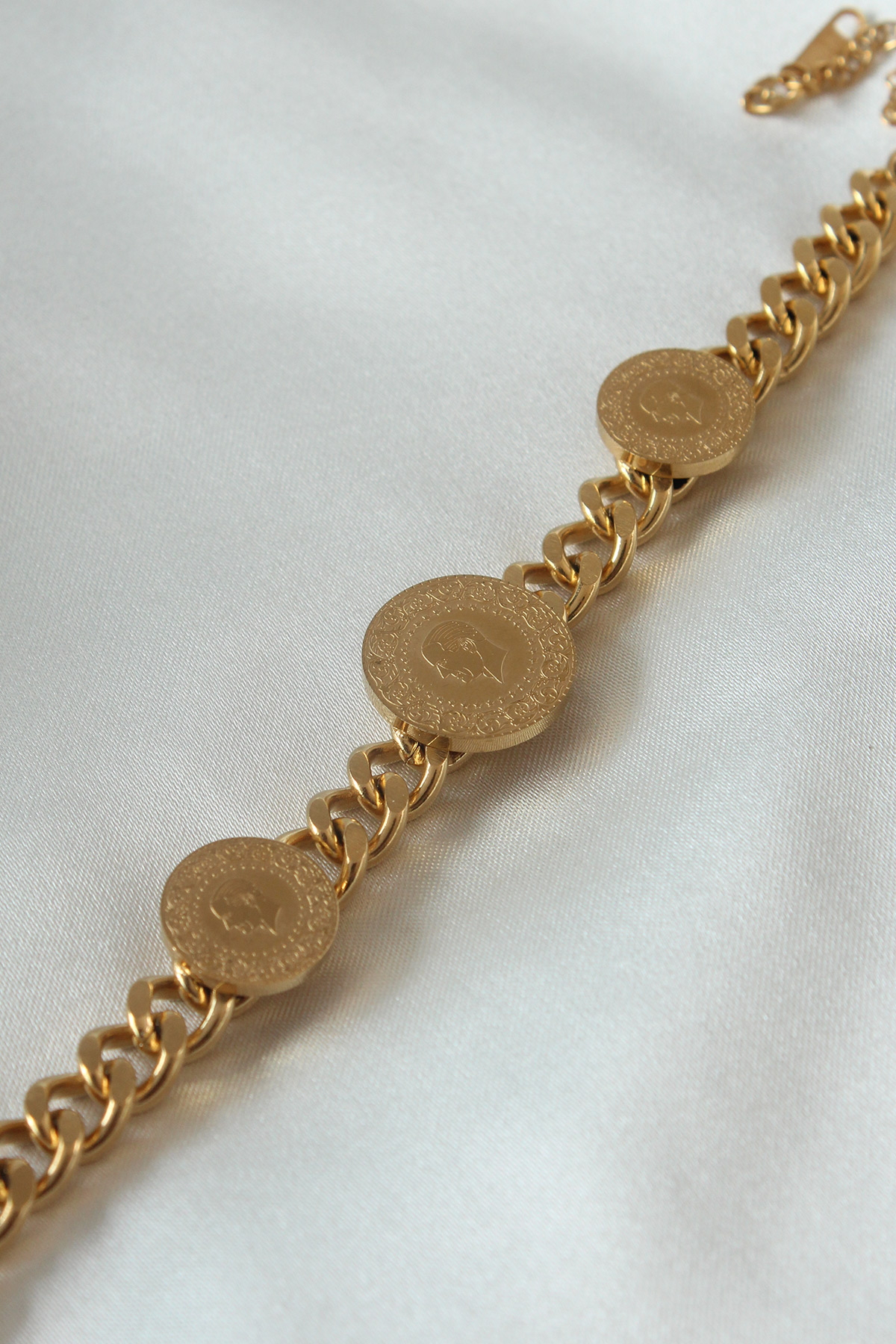 A model wears EBJ10394 - Steel Bracelet - Gold, wholesale Bracelet of Ebijuteri to display at Lonca