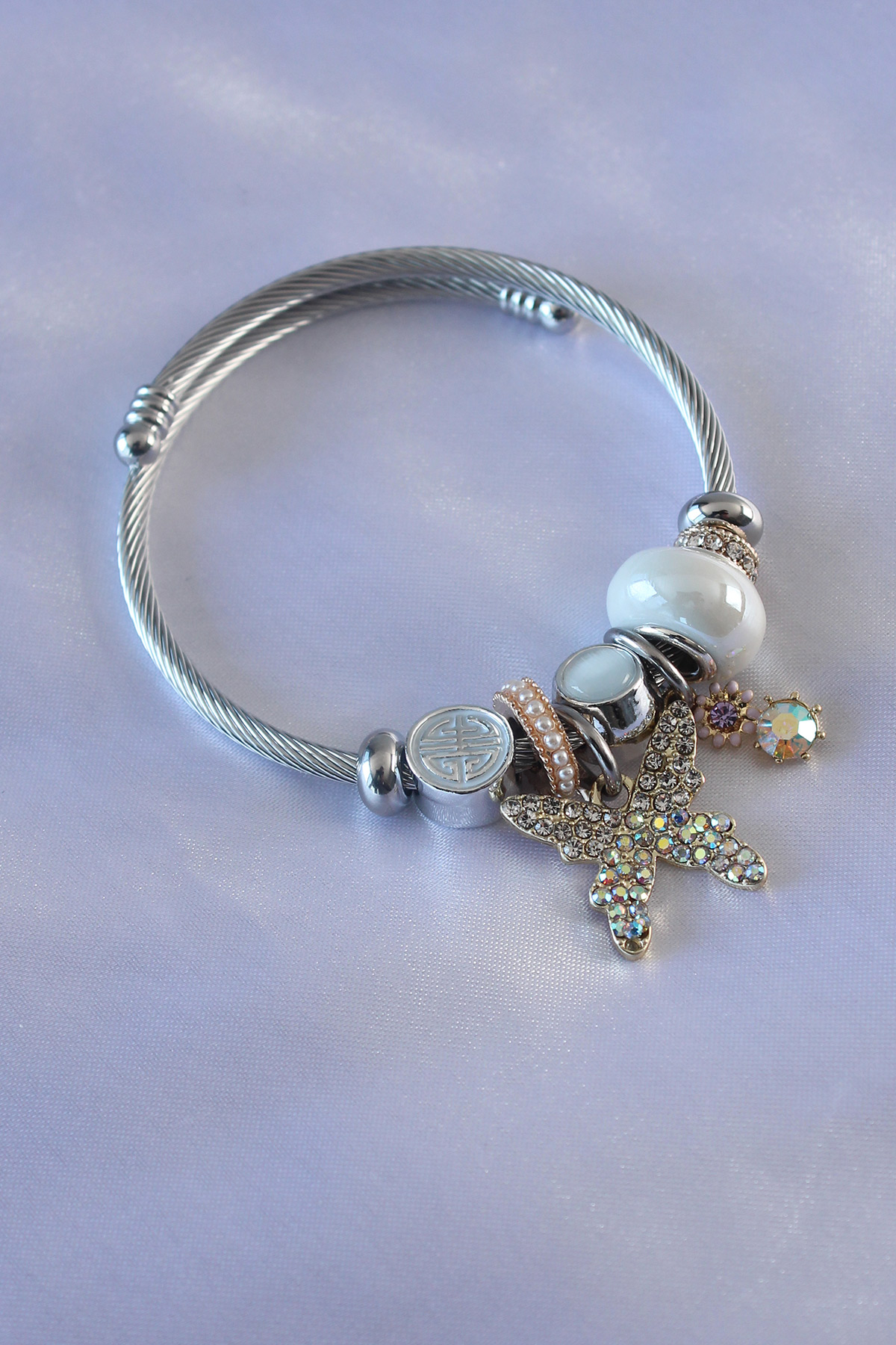 A model wears EBJ10812 - Steel Bracelet - Silver, wholesale Bracelet of Ebijuteri to display at Lonca