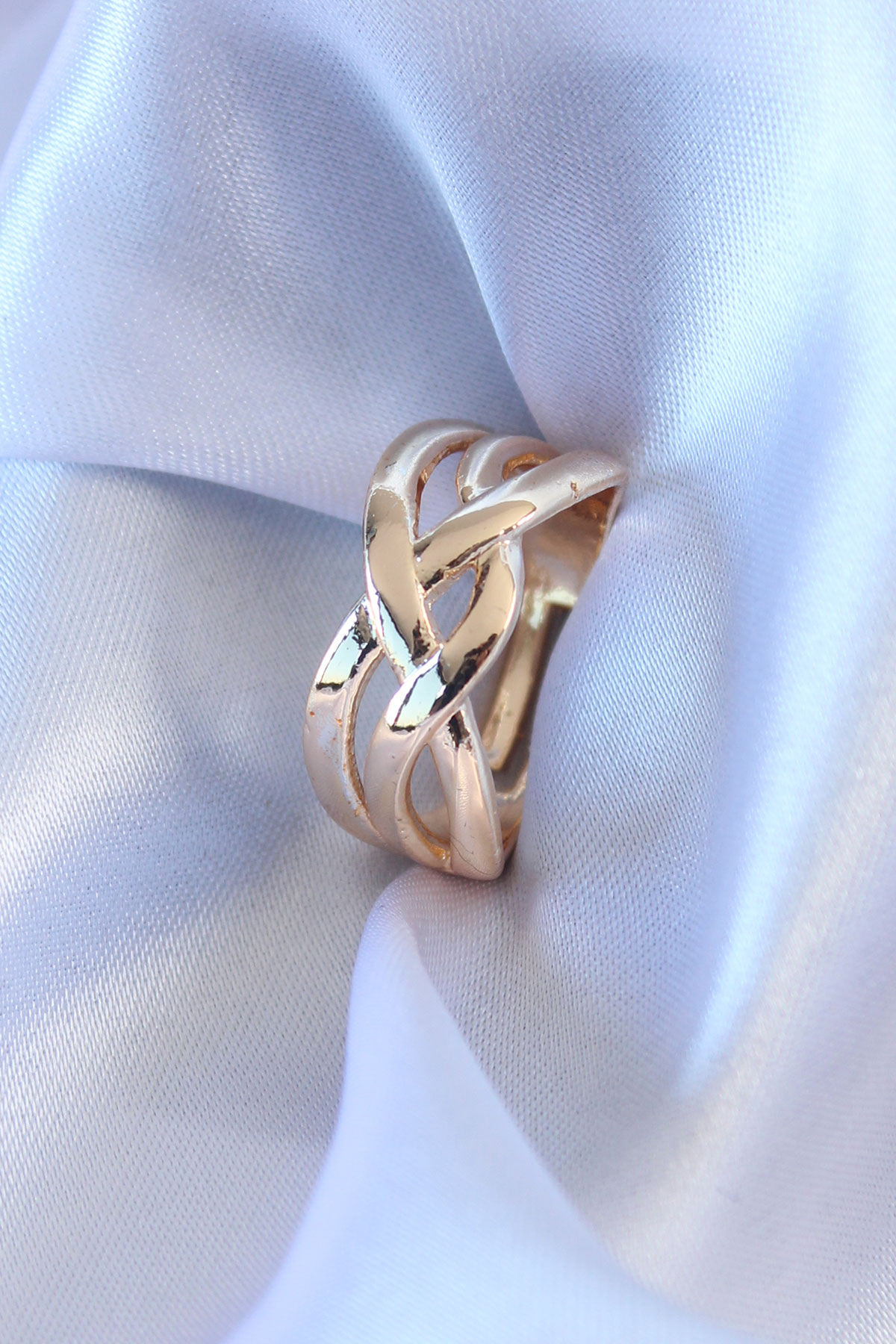 A model wears EBJ13311 - Ring - Gold, wholesale Ring of Ebijuteri to display at Lonca