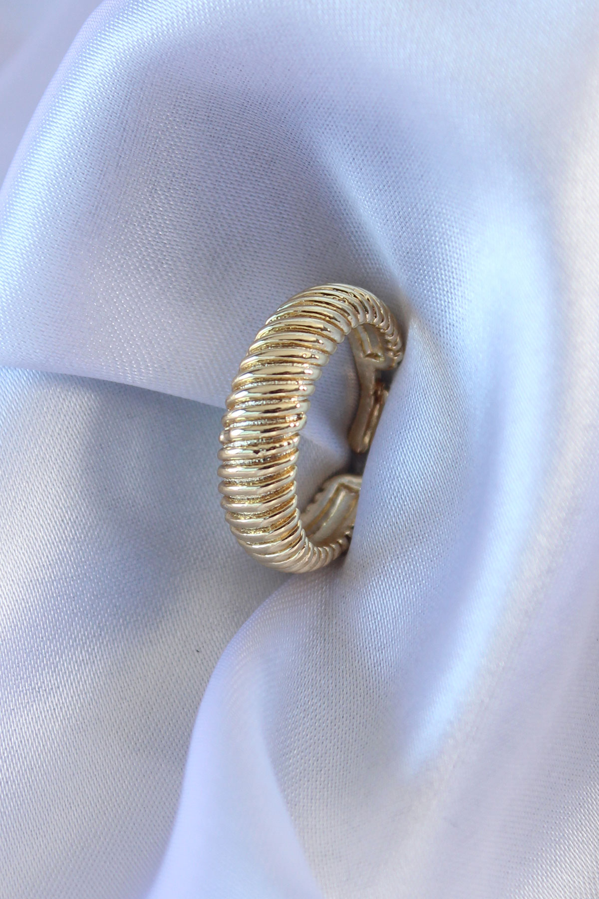 A model wears EBJ13320 - Ring - Gold, wholesale Ring of Ebijuteri to display at Lonca