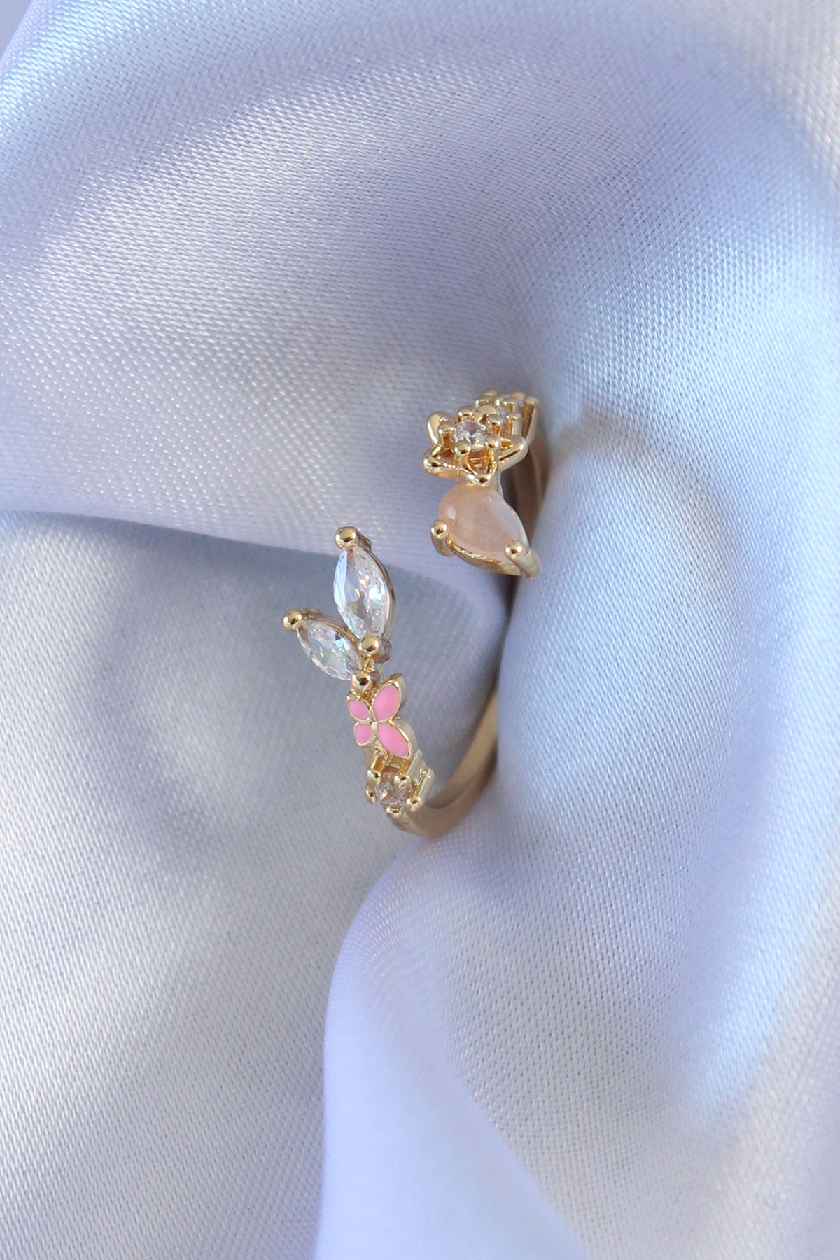 A wholesale clothing model wears EBJ13336 - Ring - Gold, Turkish wholesale Ring of Ebijuteri
