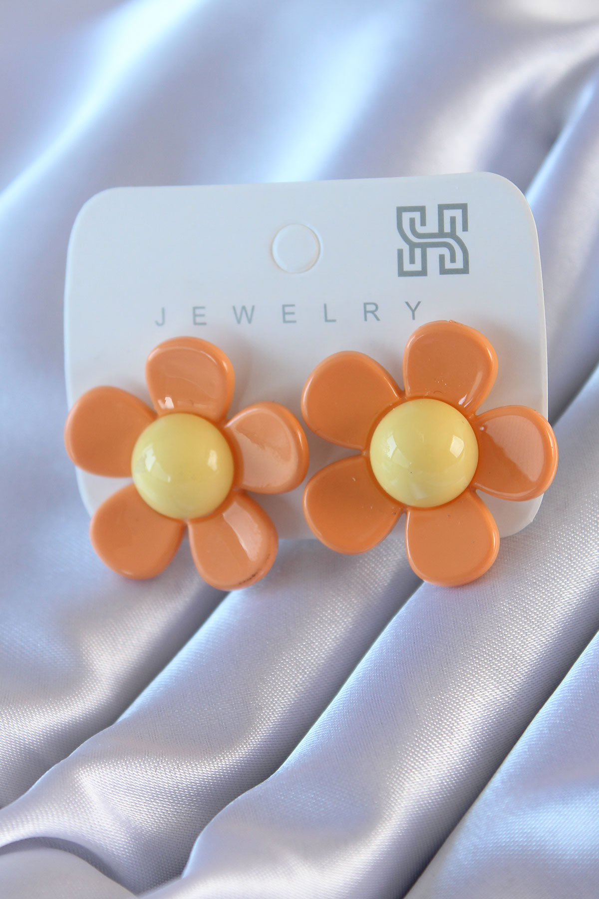 A model wears EBJ13766 - Orange Color Daisy Model Women's Earrings, wholesale Earring of Ebijuteri to display at Lonca