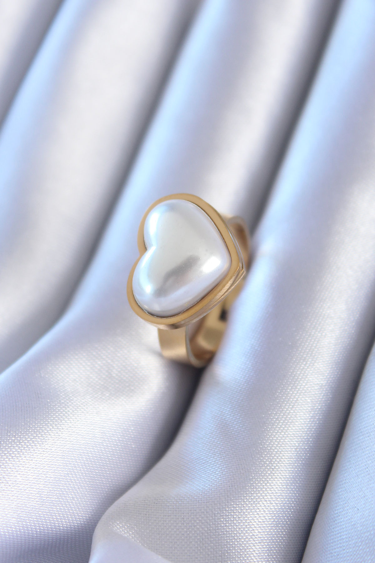 A wholesale clothing model wears ebj13847-316l-steel-gold-color-pearl-heart-model-women's-ring, Turkish wholesale Ring of Ebijuteri